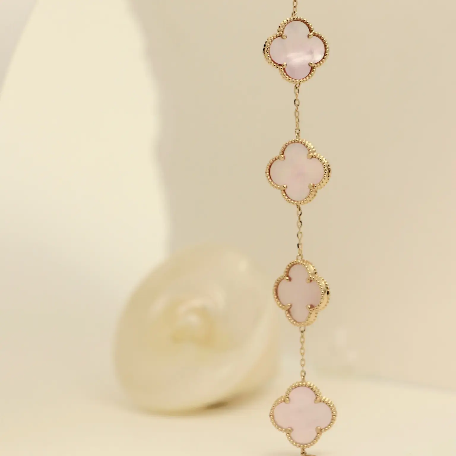 دستبند ونکلیف پنج گل صورتی صدفی