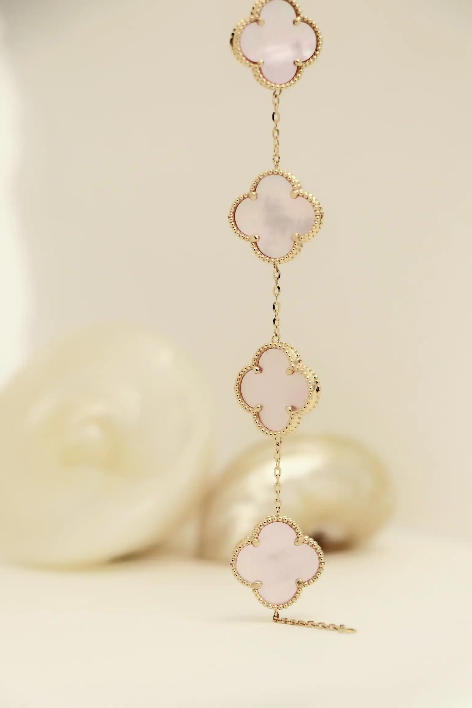 دستبند ونکلیف پنج گل صورتی صدفی