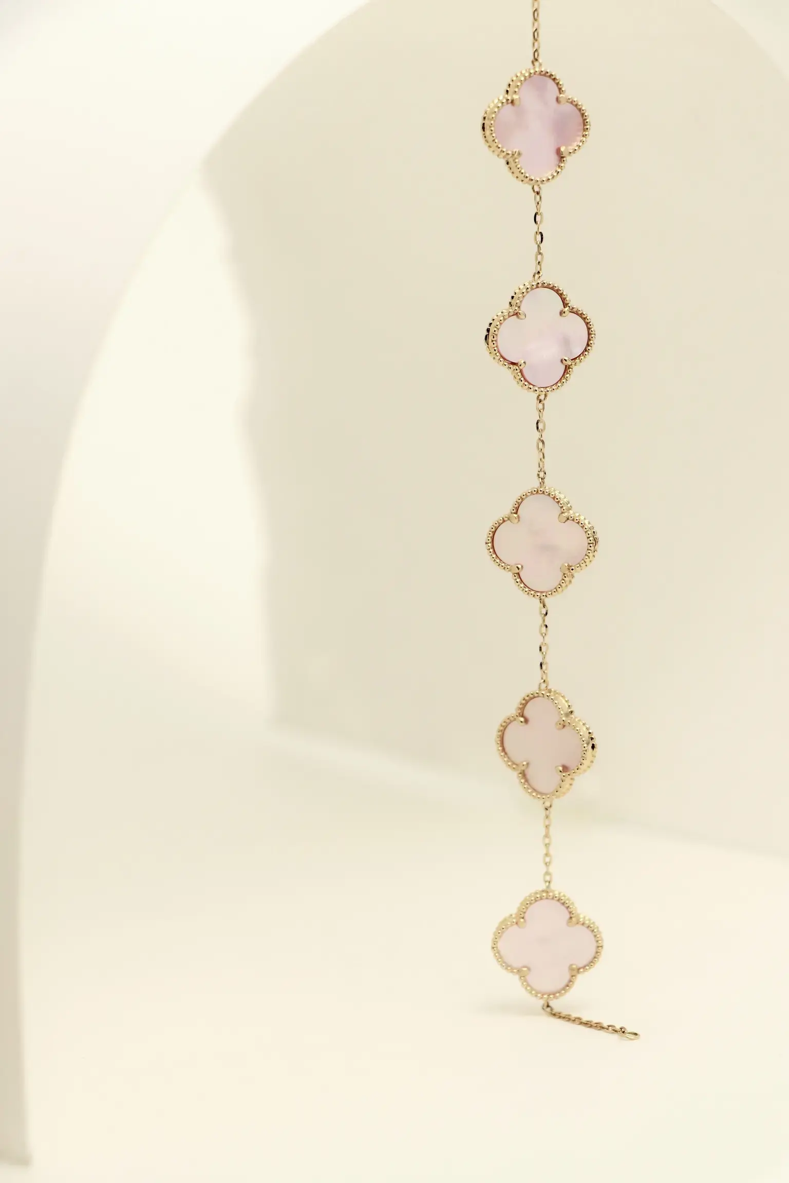 دستبند ونکلیف پنج گل صورتی صدفی