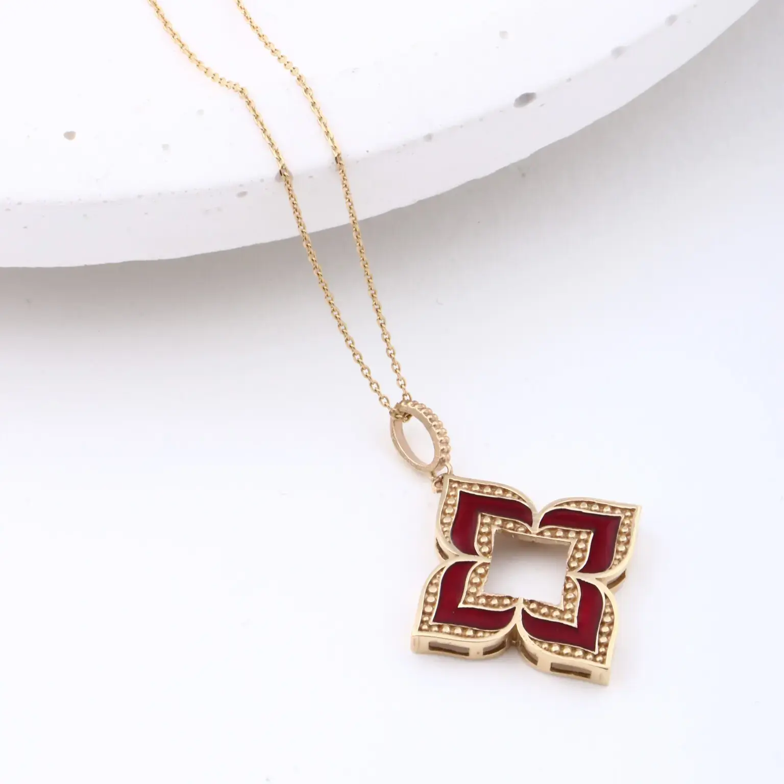 گردنبند روبرتو کویین چری